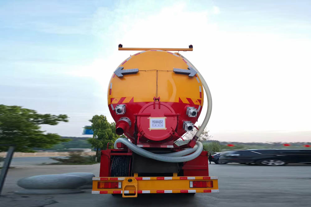 東風天龍前四后八國六清洗吸污車帶副發動機圖片3